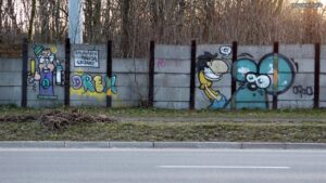 Graffiti: Myszka na betonowym murze, Katowice, ul. Goeppert-Mayer (2023-03-15)