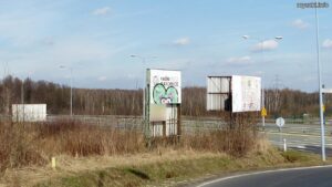 Graffiti: Myszka na bannerze, obwodnica, DK81 (2023-03-18)