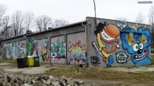 Graffiti na ścianie budynku, Mikołów, ul. Kolejowa (2023-03-18)