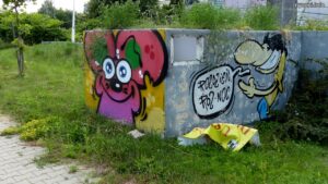 Graffiti: Myszka na betonowym cokole, Katowice, al. Roździeńskiego, S86 (2023-07-23)