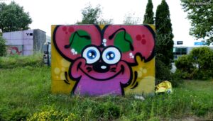 Graffiti: Myszka na betonowym cokole, Katowice, al. Roździeńskiego, S86 (2023-07-23)