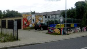 Graffiti: Myszki na murach śmietnika i garażu, Krapkowice, ul. Mickiewicza (2023-08-04)