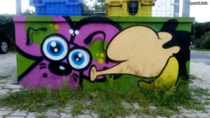 Graffiti: Myszka na murze śmietnika, Krapkowice, ul. Mickiewicza (2023-08-04)