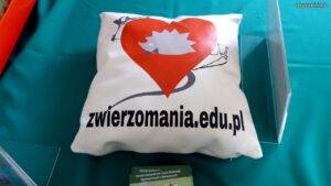 Poduszka z poszewką, z napisem zwierzomania.edu.pl (2024-05-19)